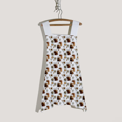A comfortable 100% cotton cross-back apron featuring an original photographic print inspired by coffee—from refreshing cold brew to classic hot coffee.