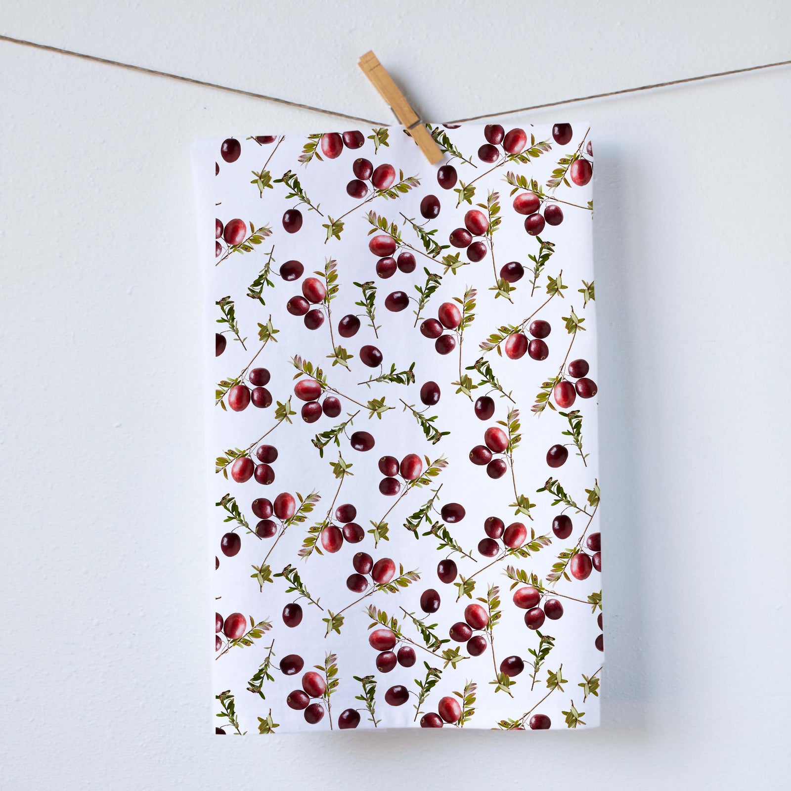 Cranberries dish towel.  Size 19"x28" 100% cotton.  Photo designed.  Beauty and funtionality.   A beautiful gift.